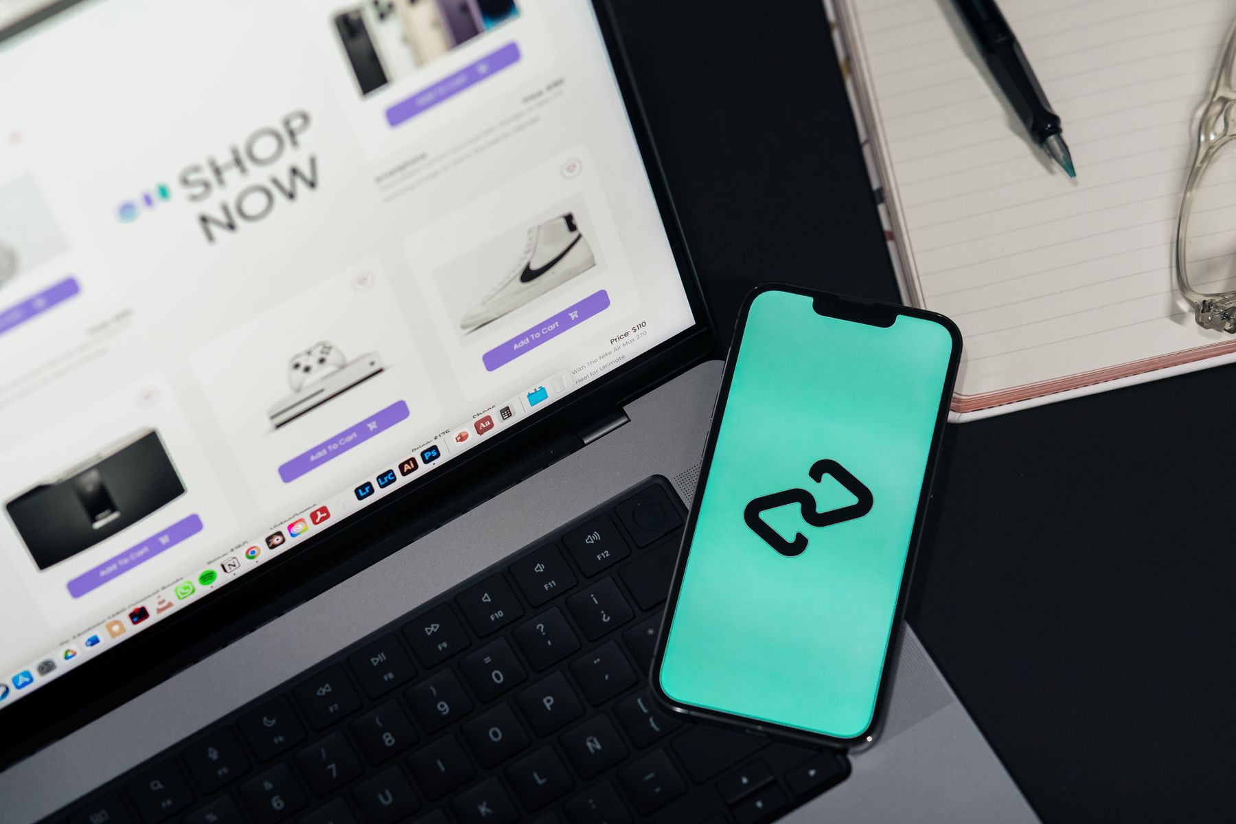 Catálogo de produtos de uma loja virtual aberto no notebook