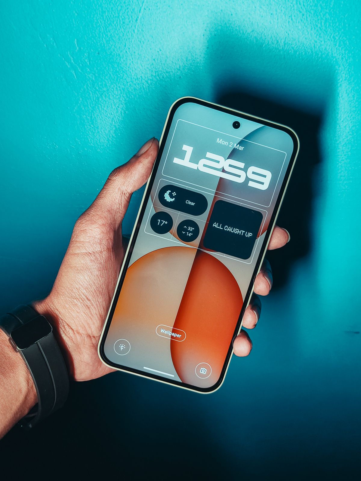 Smartphone com interface contemporânea, iluminada em tons de ciano e laranja.