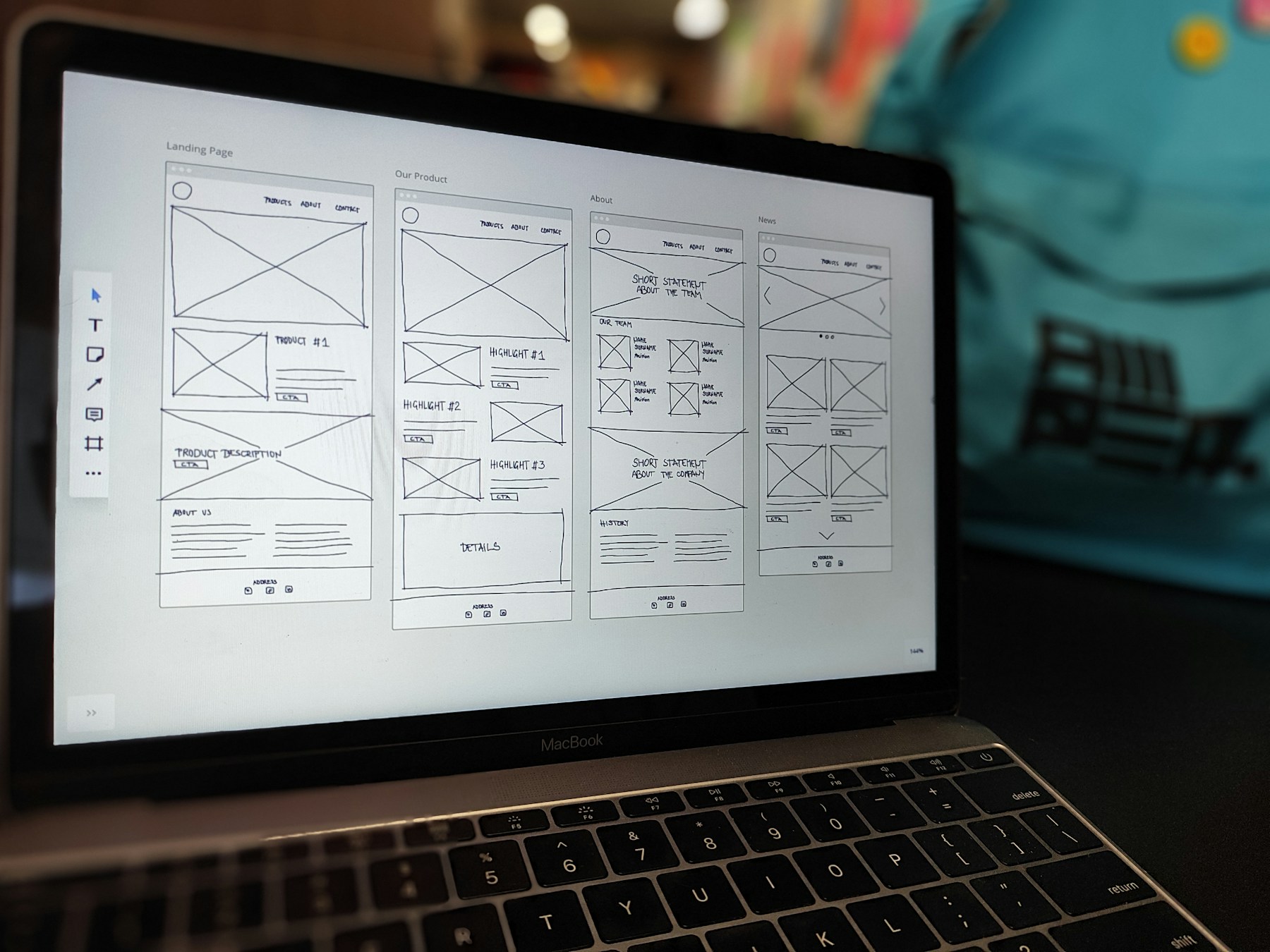 Wireframes de páginas organizados na tela de um notebook durante o planejamento de um site