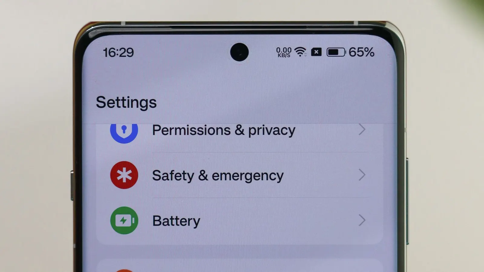 Tela de smartphone exibe opções de privacidade e bateria.