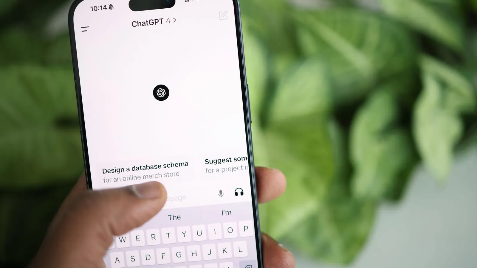 Smartphone exibindo uma conversa do ChatGPT em uma tela de mensagens