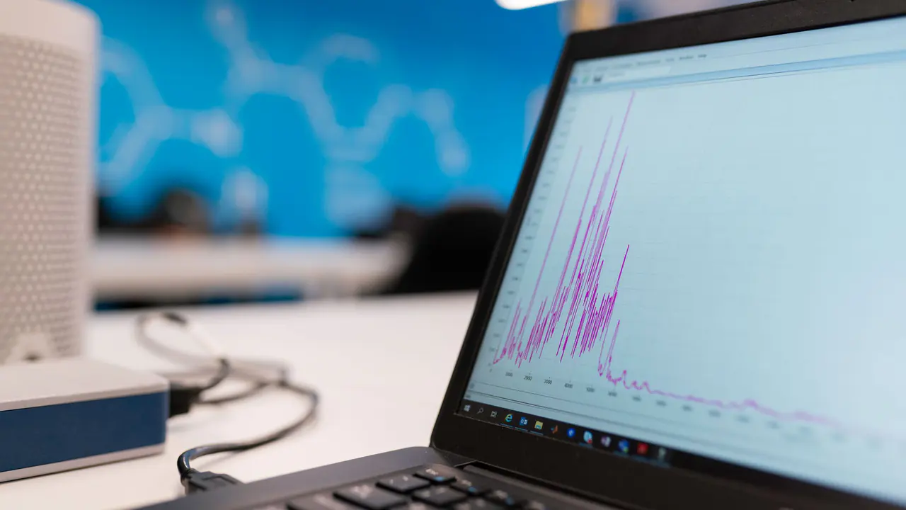 Tela de computador exibe um gráfico de linhas para análise de dados.