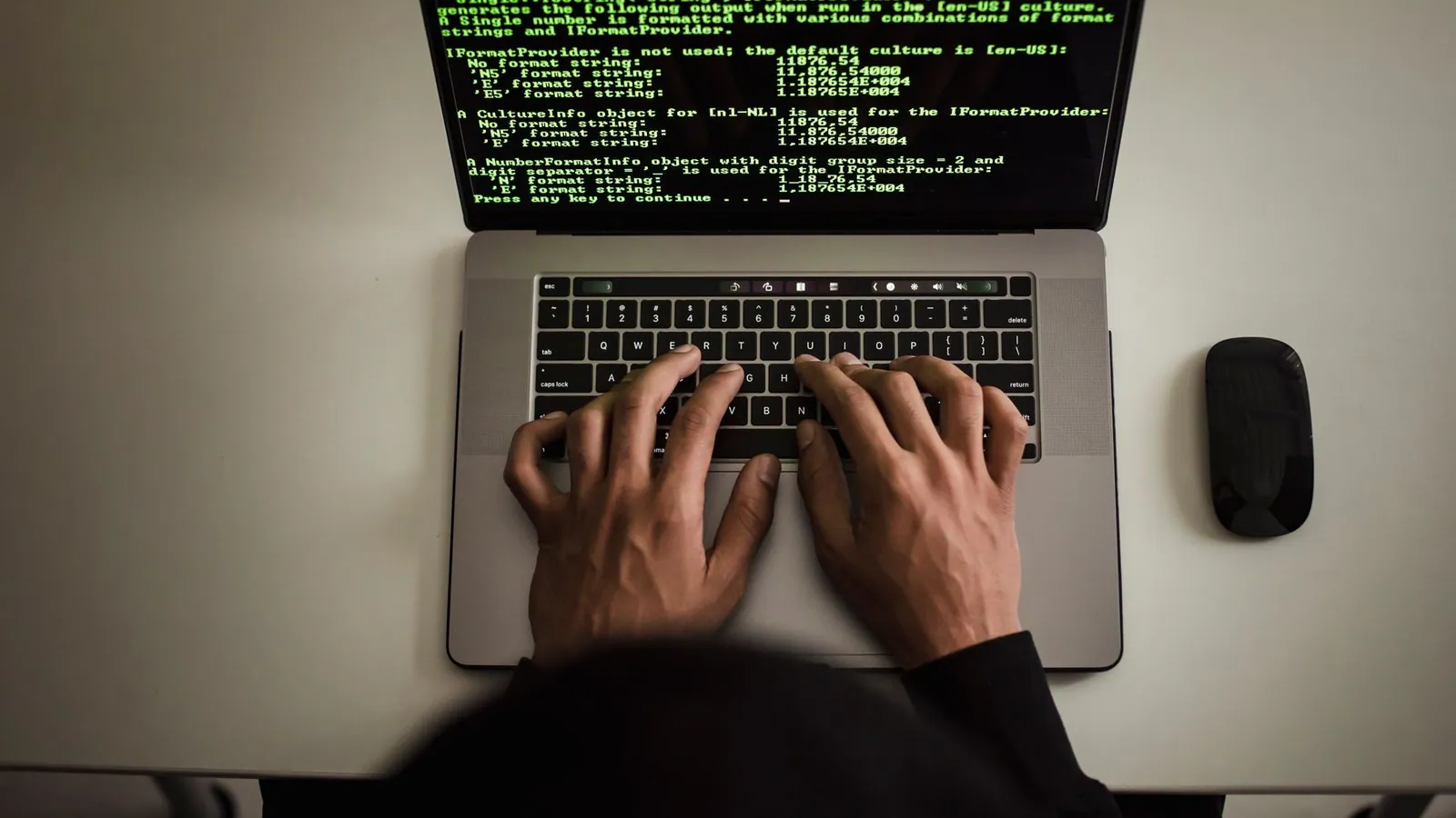 Pessoa analisando código em um notebook durante uma investigação de software