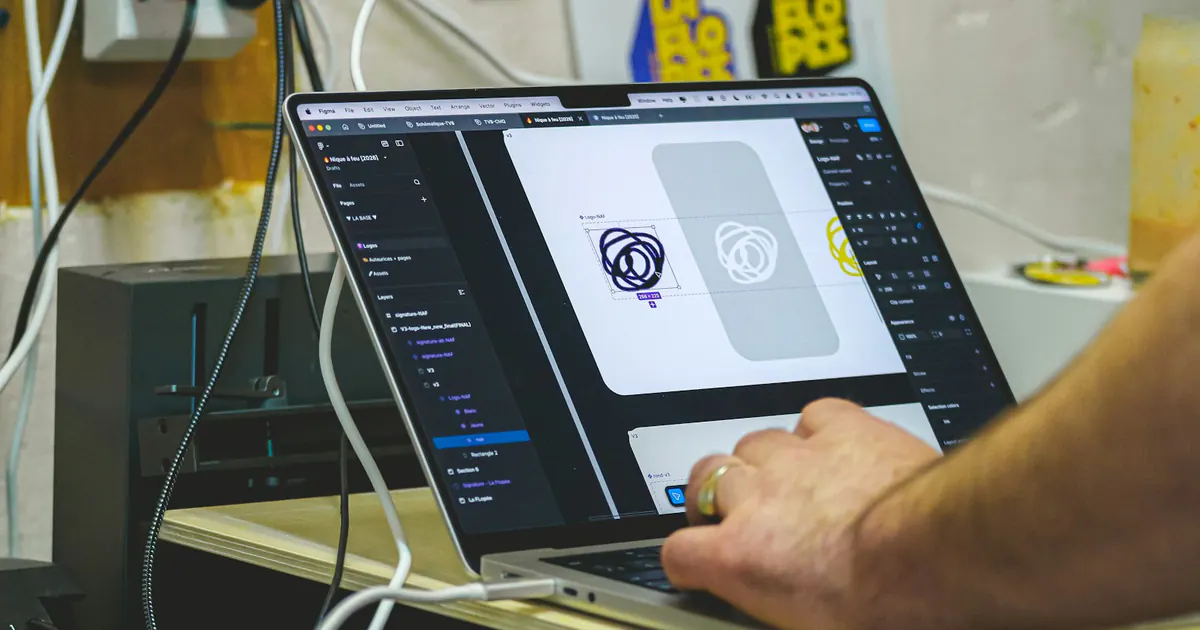 Designer trabalha em uma interface visual no computador.