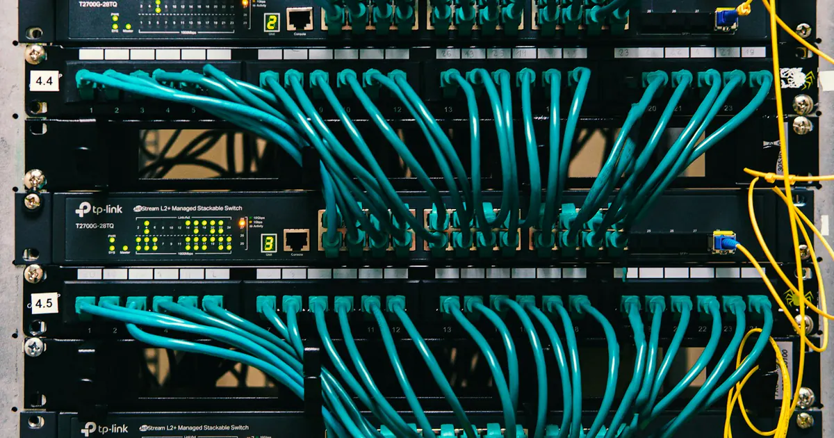 Rack de servidores e cabeamento de uma infraestrutura de hospedagem.