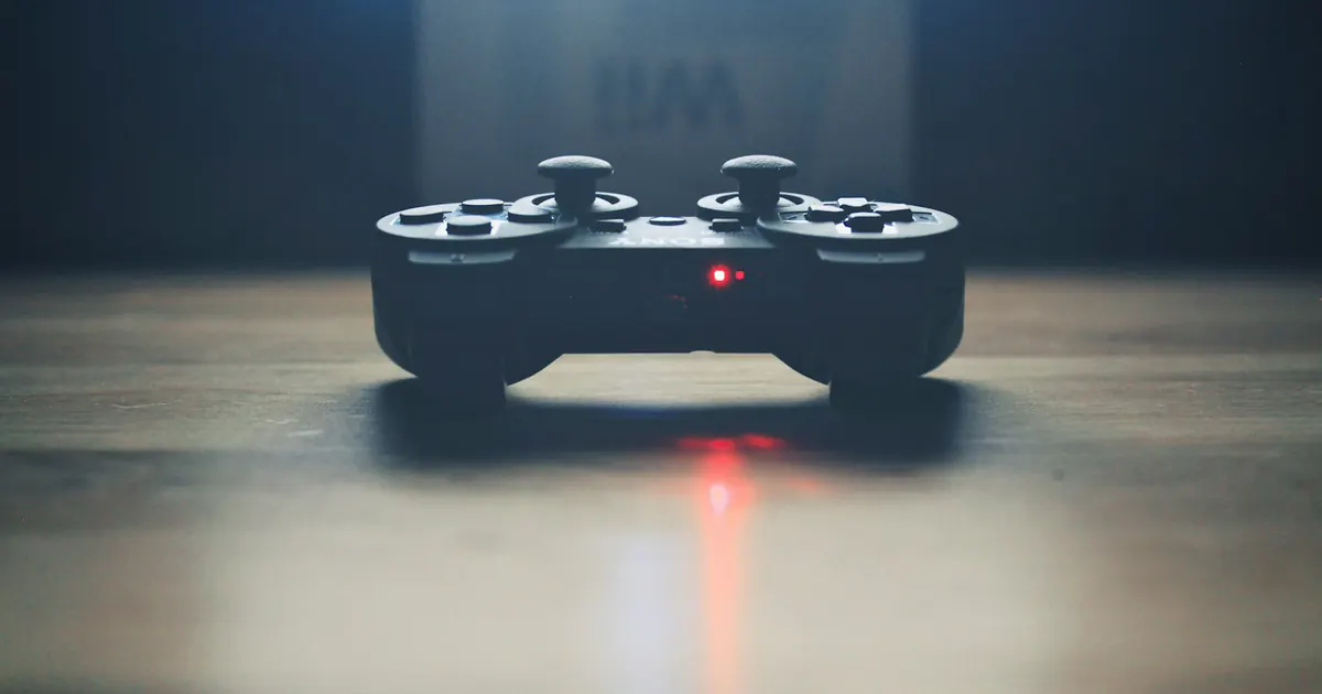 Pessoa segura um controle de movimento para videogame.