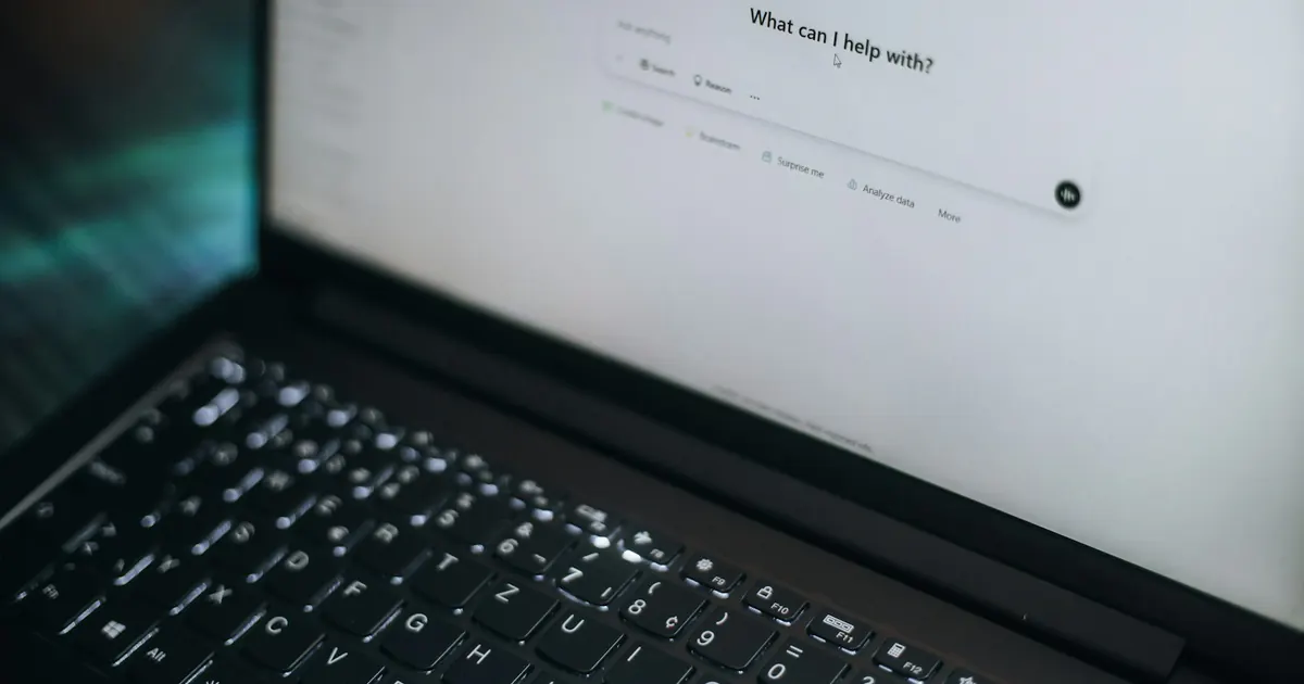 Notebook aberto com uma interface de inteligência artificial na tela.