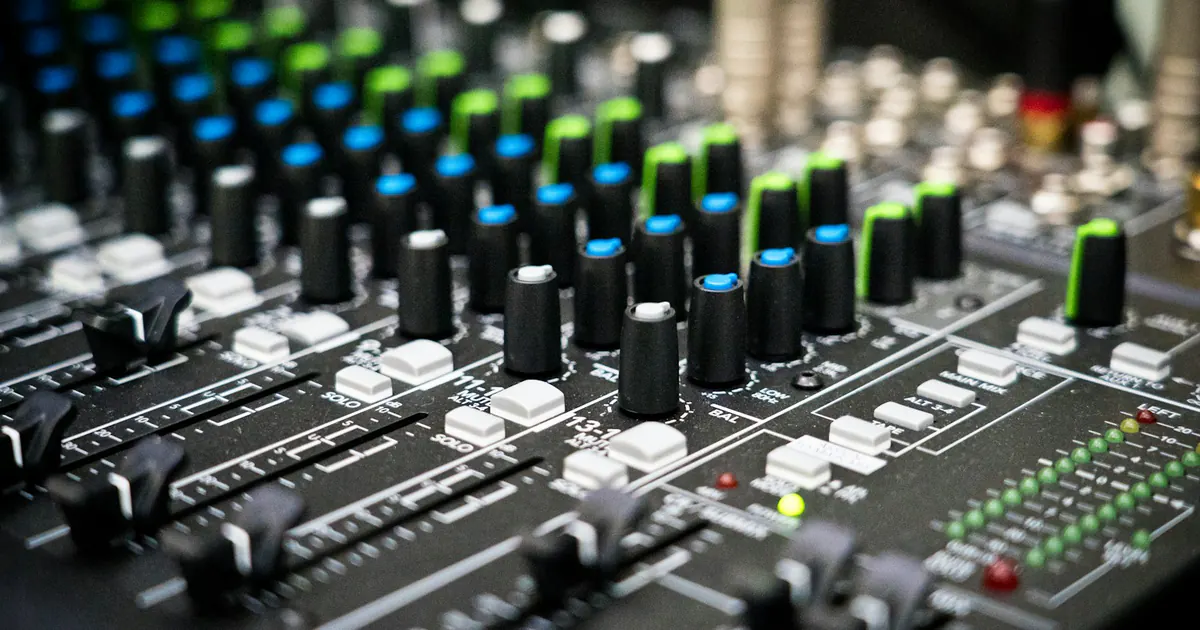 Console de áudio para produção e edição musical.