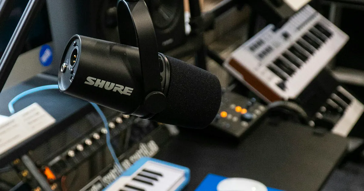 Microfone e teclado em um estúdio de gravação musical.