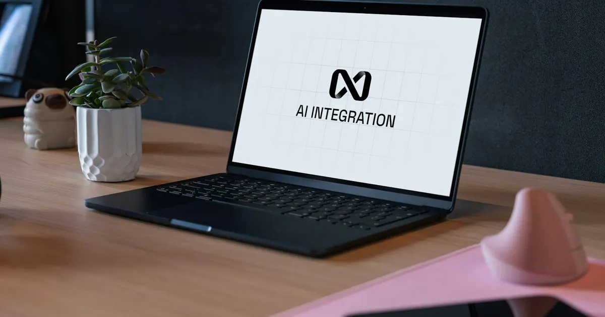 Notebook em uma mesa usado para acessar ferramentas de inteligência artificial.