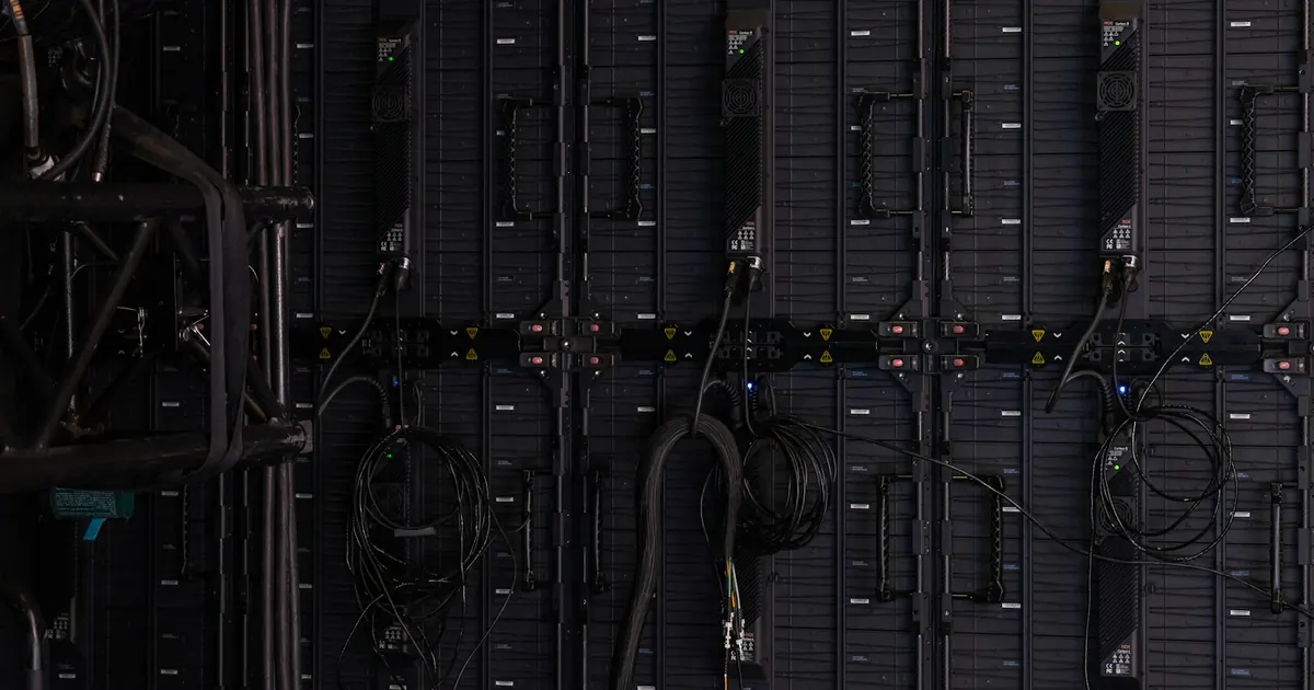 Cabos conectam módulos técnicos de uma infraestrutura de rede.