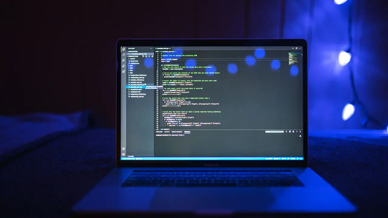 Código de programação aparece em um monitor durante o trabalho com software.