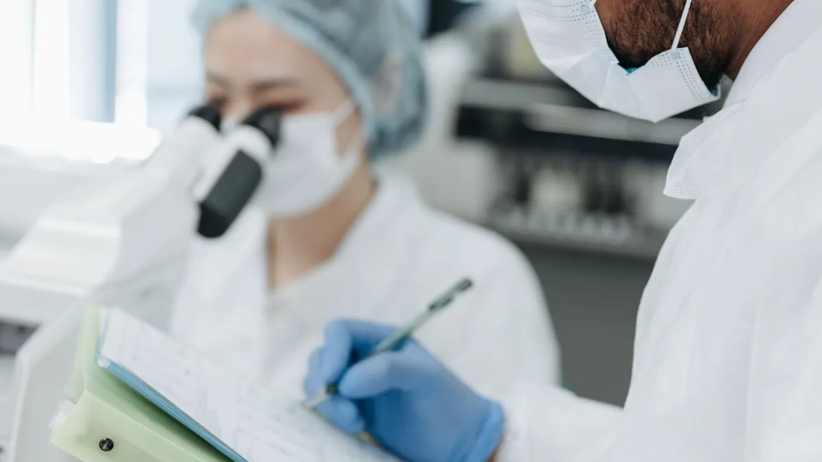Cientistas trabalham juntos em um laboratório de pesquisa.