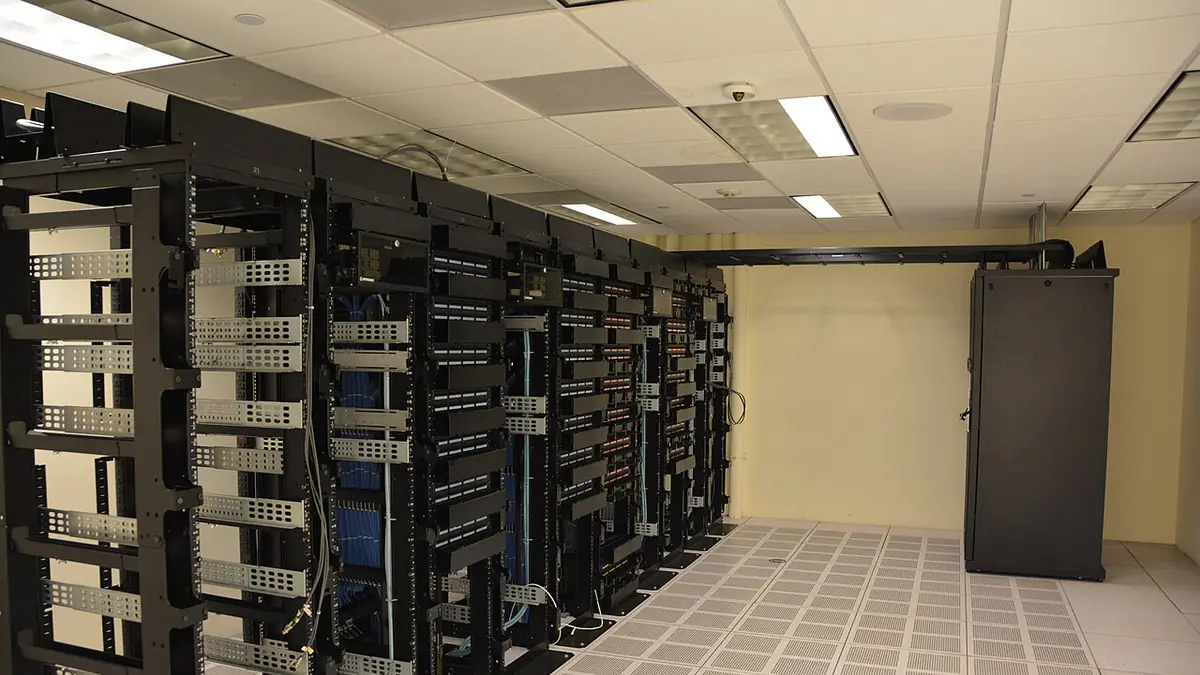 Fileiras de servidores em um data center, imagem ilustrativa de infraestrutura digital