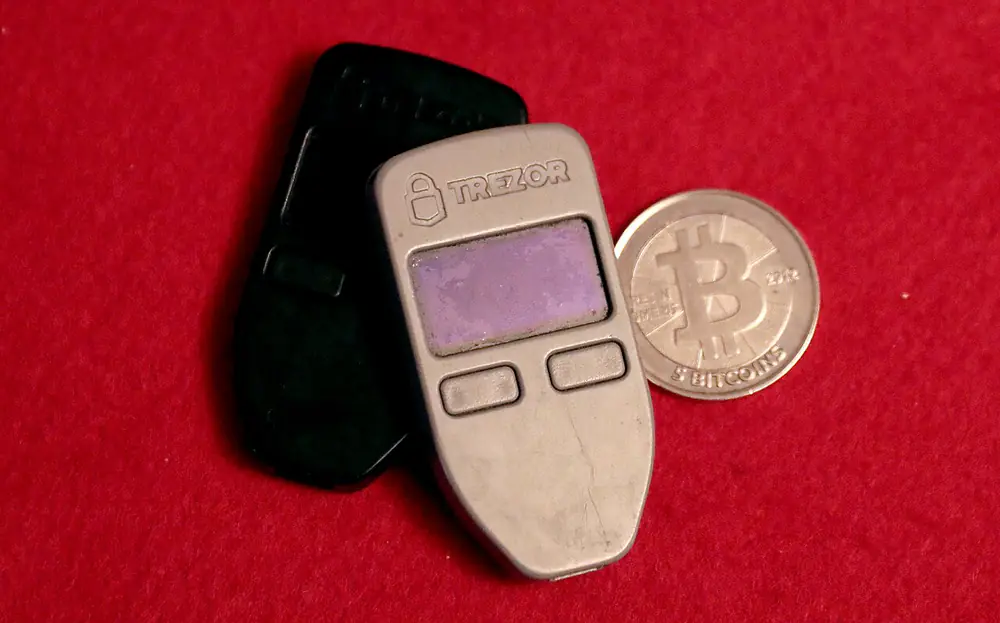 Carteiras de hardware e uma moeda física de Bitcoin, imagem ilustrativa sobre custódia de criptoativos