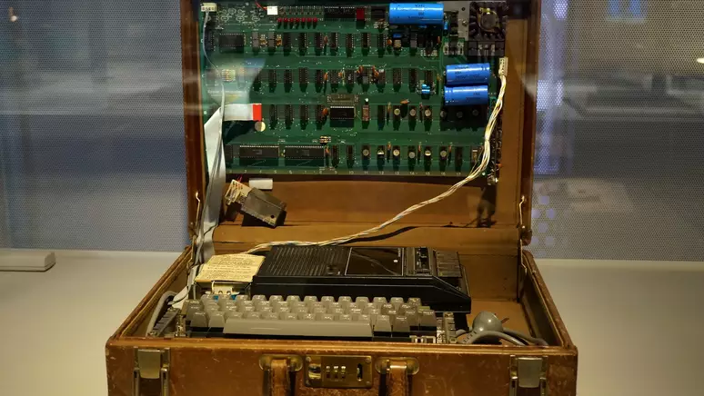 por que o primeiro computador da apple foi feito de madeira?